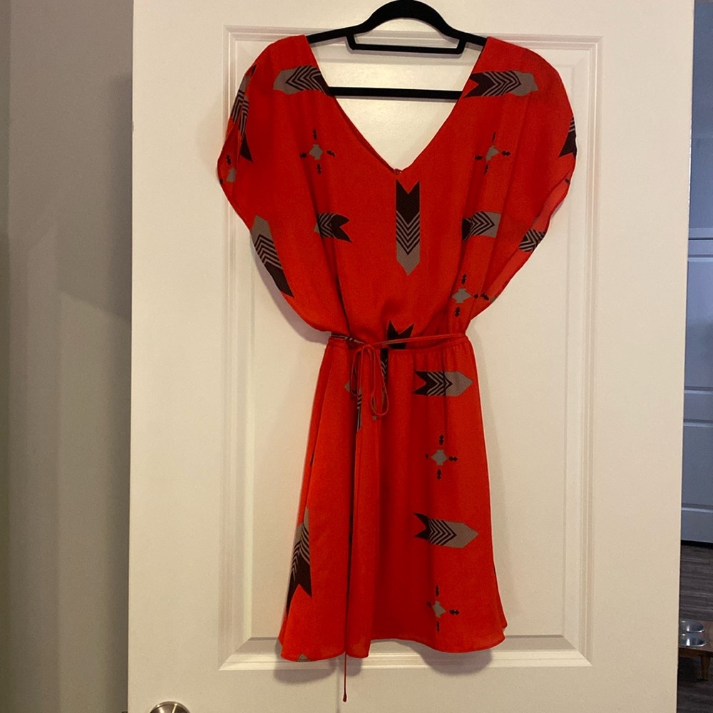 BB Dakota Dress. Size medium. Lined, hits right above knee